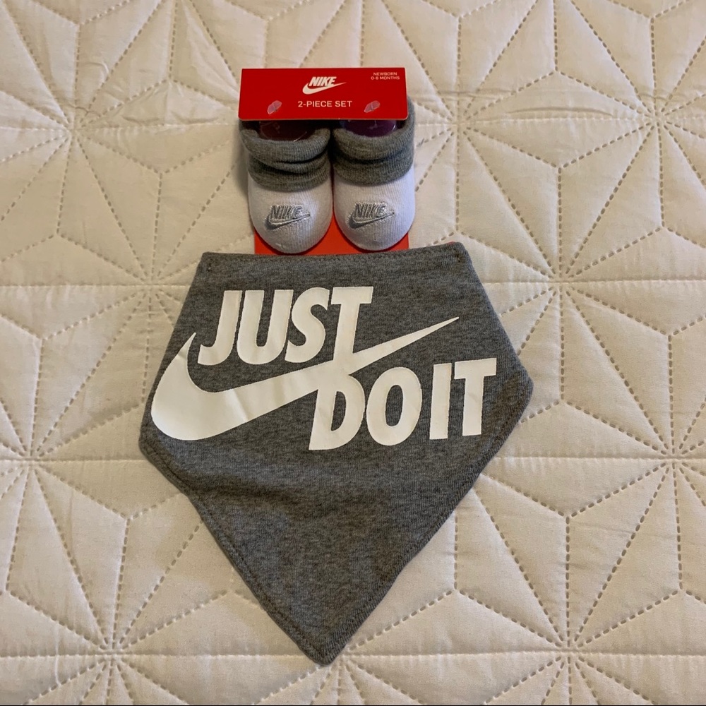 Nike Bib & Booties Set